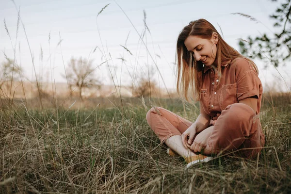 Mujer Rubia Joven Belleza Mono Rojo Zapatillas Deporte Disfrutando Vacaciones — Foto de Stock