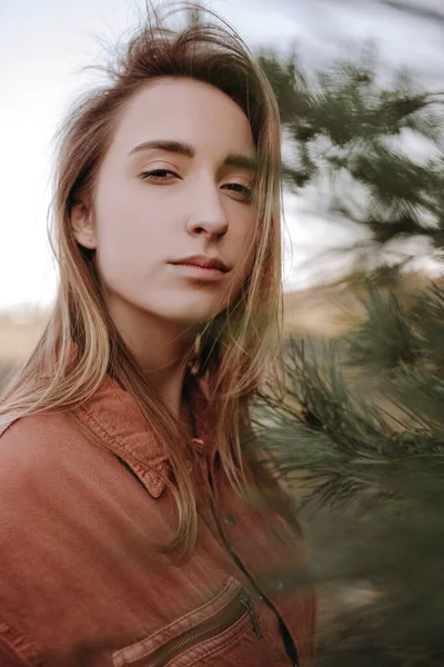 Rustige Mooie Blonde Jonge Vrouw Shirt Staan Buiten Zoek Camera — Stockfoto