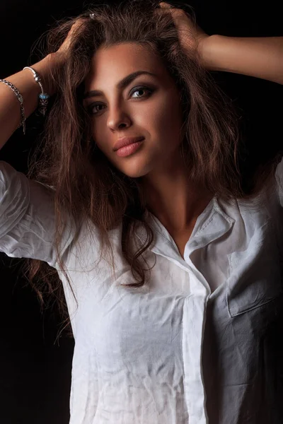 Retrato Uma Bela Jovem Mulher Com Cabelos Castanhos Longos Olhando — Fotografia de Stock