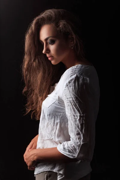 Tímida Hermosa Mujer Joven Una Camisa Lino Blanco Sobre Fondo — Foto de Stock