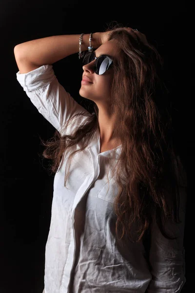 Piękna Młoda Kobieta Białej Bawełnianej Koszuli Okularach Przeciwsłonecznych Ciemnym Tle — Zdjęcie stockowe