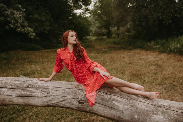 Una Mujer Joven Hermosa Vestido Rojo Verano Con Manchas Blancas — Foto de Stock