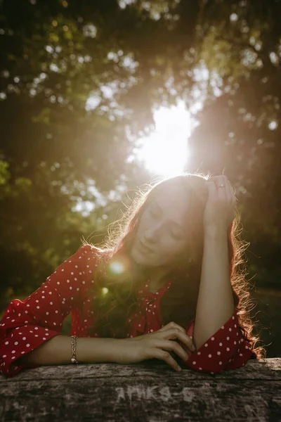 Retrato Mujer Pelirroja Bonita Camisa Suelta Roja Verano Apoyada Por — Foto de Stock