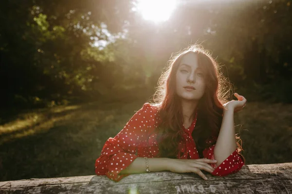 Portret Van Een Mooie Roodharige Vrouw Een Rode Zomer Los — Stockfoto