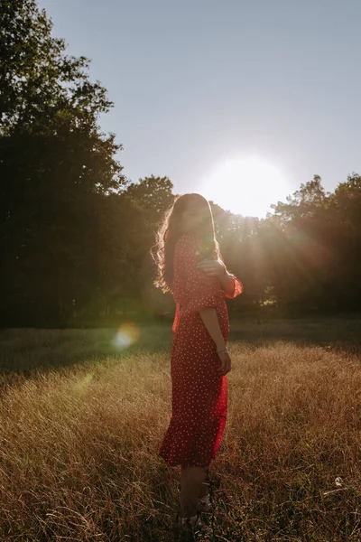 Frau Rotem Kleid Steht Auf Dem Feld Vor Dem Hintergrund — Stockfoto