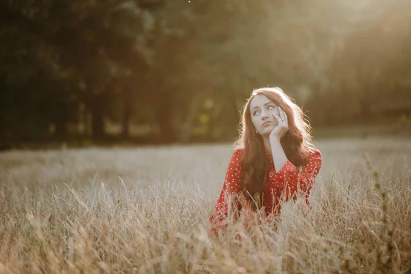 Hermosa Mujer Joven Adulta Vestido Rojo Campo Trigo Sentado Pensamiento — Foto de Stock