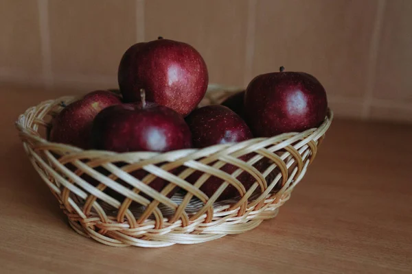 Czerwone Pyszne Jabłka Leżące Tkaninie Słodkie Soczyste Owoce Świeże Jabłka — Zdjęcie stockowe