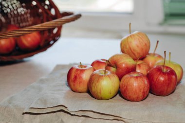Masanın üzerinde bir sürü olgun elma var. Tatlı ve sulu meyveler. Taze elma. Doğal yiyecek.