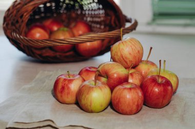Masanın üzerinde bir sürü olgun elma var. Tatlı ve sulu meyveler. Taze elma. Doğal yiyecek.