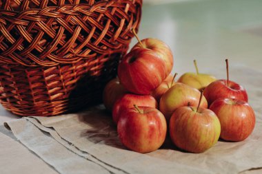 Masanın üzerinde bir sürü olgun elma var. Tatlı ve sulu meyveler. Taze elma. Doğal yiyecek.