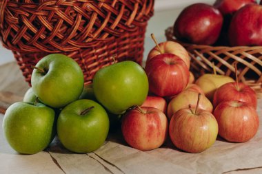Masanın üzerinde bir sürü olgun elma var. Tatlı ve sulu meyveler. Taze elma. Doğal yiyecek.