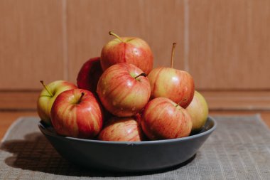 Elmaları su damlalarıyla dolu bir tabakta yıkadım. Tatlı ve sulu meyveler. Taze elma. Doğal yiyecek.