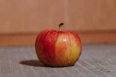 Su damlalarıyla yıkanmış taze elmaların yakın plan çekimi. Tatlı ve sulu meyveler. Taze elma. Doğal yiyecek.