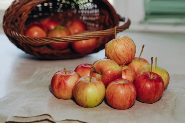 Masanın üzerinde bir sürü olgun elma var. Tatlı ve sulu meyveler. Taze elma. Doğal yiyecek.