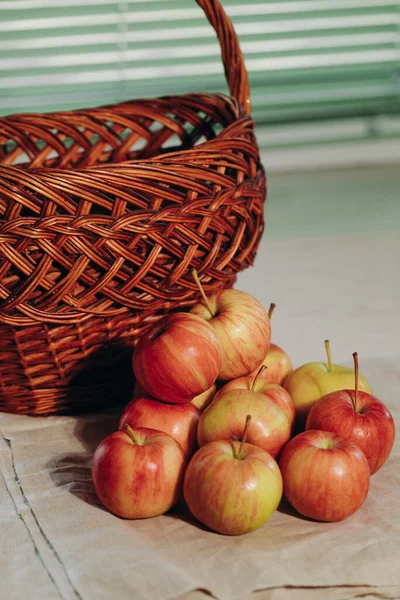 Masanın üzerinde bir sürü olgun elma var. Tatlı ve sulu meyveler. Taze elma. Doğal yiyecek.
