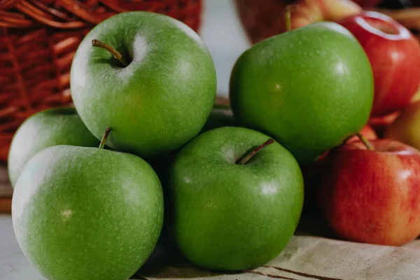 Bunch Green Fresh Ripe Apples Laying Table Kitchen Green Fresh — Stock Photo, Image