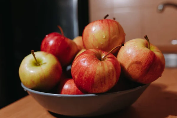Dicuci Apel Dalam Mangkuk Dengan Tetes Air Buah Manis Dan — Stok Foto