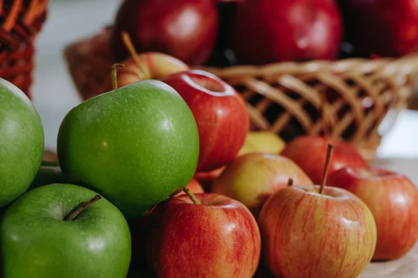 様々な種類の熟したリンゴがたくさんテーブルの上に寝そべっています 甘くてジューシーな果物 新鮮なリンゴだ 自然食品 ストック写真