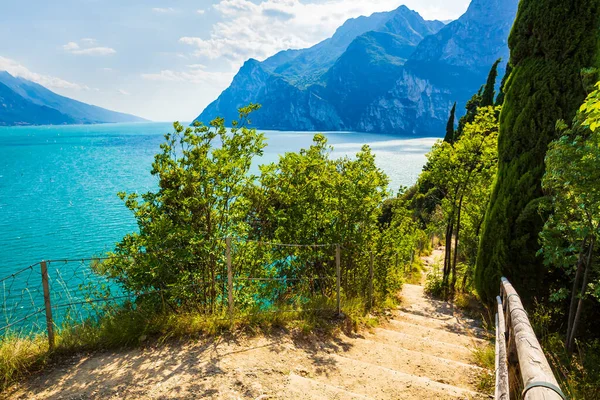 Naturlandschaft Wanderweg Gardasee Italien Einem Schönen Sommertag Blaues Wasser Felsen — Stockfoto
