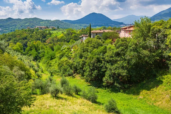 Kırsal alan ve mavi güneşli bir gökyüzü Salo, Brescia bölgesi yakınlarındaki eski bir köy Renzano, Lombardy İtalya.