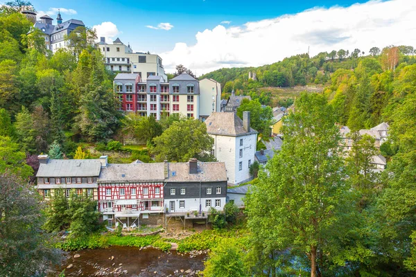 Monschau 'nun en iyi turistik köyü, Kuzey Eifel tepelerinde, Hohes Venn Eifel Doğa Parkı' nda, Rur Nehri 'nin dar vadisinde yer almaktadır.. 