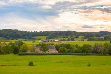 Limburg 'un en iyi manzarası gün batımı, güzel yeşil manzara, tepeler, tarlalar ve çayırlar, bitki örtüsü ve köy