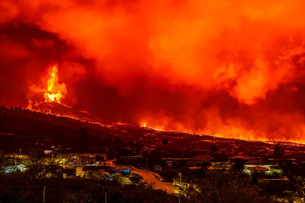 Patlayan volkan, hantal manzara, la Palma. Aralık ayında gece volkanik patlama. Polis bariyeri, Mirador de Tajuyaviewing noktası..