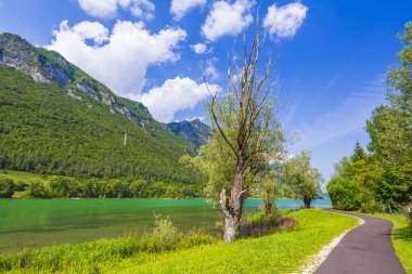İdro Gölü İtalya. Macera, yürüyüş ve turizm için doğa manzarası. Mavi su ve gökyüzü, yaz zamanı..