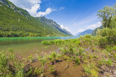 İdro Gölü İtalya. Macera, yürüyüş ve turizm için doğa manzarası. Mavi su ve gökyüzü, yaz zamanı..