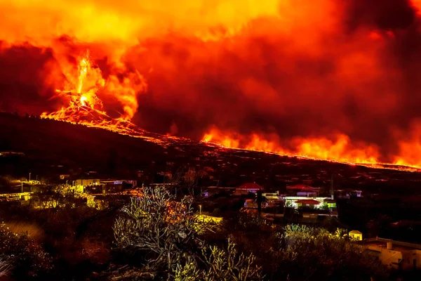 Patlayan volkan, hantal manzara, la Palma. Aralık ayında gece volkanik patlama. Polis bariyeri, Mirador de Tajuya izleme noktası.