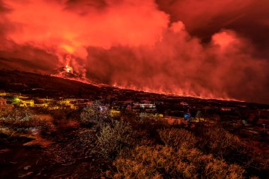 Patlayan volkan, hantal manzara, la Palma. Aralık ayında gece volkanik patlama. Polis bariyeri, Mirador de Tajuya izleme noktası.
