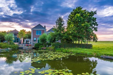 Hollanda pompalama istasyonu, güzel bir günbatımında suda yüzen Palenstein Zoetermeer.