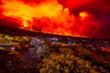 Patlayan volkan, hantal manzara, la Palma. Aralık ayında gece volkanik patlama. Polis bariyeri, Mirador de Tajuya izleme noktası.