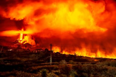 Patlayan volkan, hantal manzara, la Palma. Aralık ayında gece volkanik patlama. Polis bariyeri, Mirador de Tajuya izleme noktası.