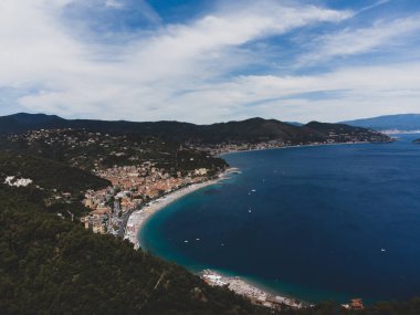 Ligurian kıyılarının Noli, Liguria 'nın önündeki panoramik manzarası - İtalya