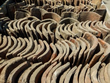 Bazı Coppi 'ler Langhe, Piedmont, İtalya' da bir çiftlik evinde çatı yapımında kullanılmaya hazır.