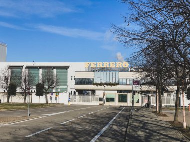 Alba, Cuneo - İtalya. 12 Aralık 2021. Ferrero fabrikasının girişi.