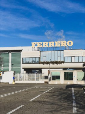 Alba, Cuneo - İtalya. 12 Aralık 2021. Ferrero fabrikasının girişi.