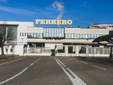 Alba, Cuneo - İtalya. 12 Aralık 2021. Ferrero fabrikasının girişi.