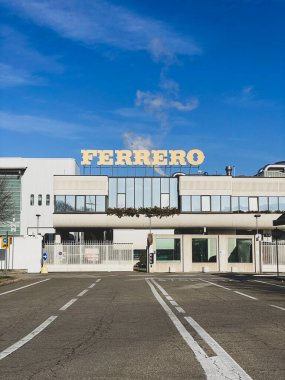 Alba, Cuneo - İtalya. 12 Aralık 2021. Ferrero fabrikasının girişi.