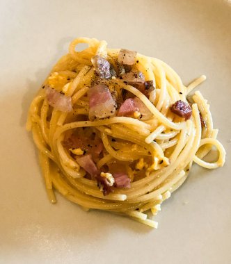 Bir tutam spagetti carbonara, İtalya