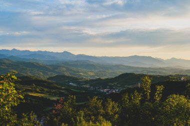 Alta Langa, Piedmont 'taki tepelerin batışına doğru güzel bir manzara - İtalya