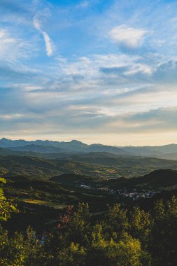 Alta Langa, Piedmont 'taki tepelerin batışına doğru güzel bir manzara - İtalya