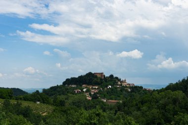 Monticello d'Alba Castello, Piedmont İtalya ile görünümünü