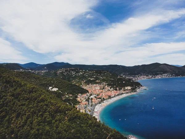 Ligurian kıyılarının Noli, Liguria 'nın önündeki panoramik manzarası - İtalya