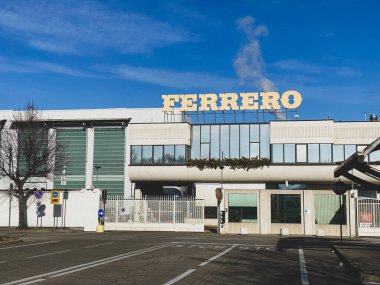 Alba, Cuneo - İtalya. 12 Aralık 2021. Ferrero fabrikasının girişi.