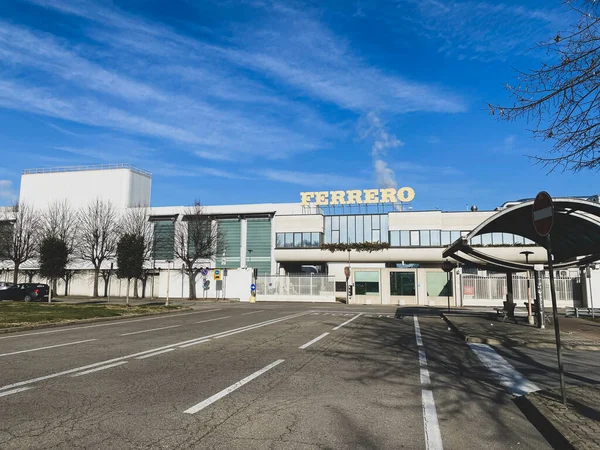 Alba, Cuneo - İtalya. 12 Aralık 2021. Ferrero fabrikasının girişi.