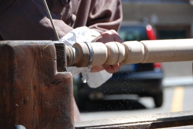 Turner masanın bir bacağında çalışıyor.