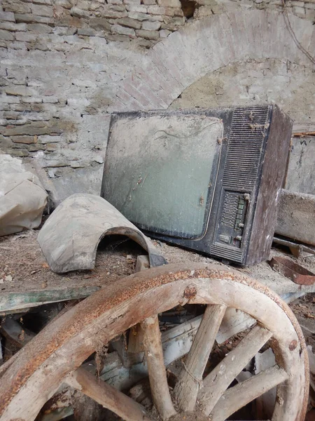 Ein Alter Fernseher Verlassen Und Mit Staub Bedeckt — Stockfoto