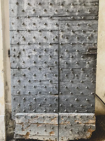 Old Wooden Door Iron Studs — Stock Photo, Image